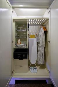 哥打京那巴鲁The Magellan Sutera Resort的一间带水槽和冰箱的小厨房