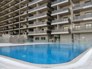 迪拜Frank Porter - Elite Sports Residence的大型公寓大楼,设有大型游泳池