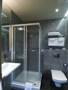 布拉格EA水晶宫酒店的带淋浴、卫生间和盥洗盆的浴室