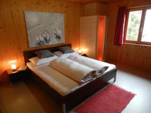 瓦尔德阿尔贝格Gästehaus zum Bären的一间卧室,卧室内配有一张大床