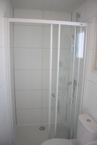 艾默伊登Chalet Charlee的带淋浴和卫生间的白色浴室