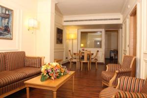 贝鲁特乐可摩德酒店的客厅配有沙发和鲜花桌