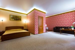 敖德萨克卢姆巴公寓酒店的一间大卧室,配有一张床和一张沙发