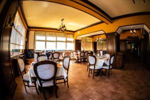 百乐·奥拉内斯蒂Hotel Trei Brazi的用餐室设有桌椅和窗户。