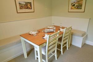 ChesthillGardeners Cottage的一间带桌子和椅子的用餐室