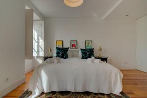 里斯本Tracey & Neill's Place in Principe Real的白色卧室设有一张白色大床