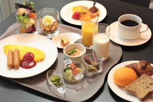 奈良奈良皮亚扎酒店的餐桌,带早餐盘和牛奶杯