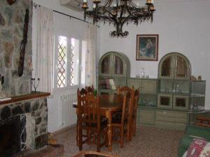 Cerro Muriano埃尔比那德卡米纳别墅乡村民宿的一间带桌椅和壁炉的用餐室