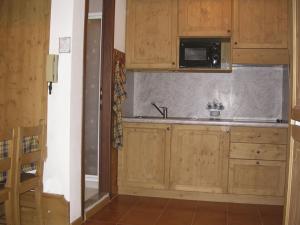 福波洛科诺斯泰拉公寓的一个带木制橱柜和水槽的厨房