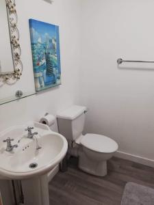 珀斯The Dunning Hotel的浴室配有白色卫生间和盥洗盆。