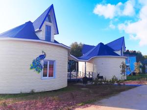 Petrovo2 Floors House In Magic Country的蓝色屋顶的白色房子