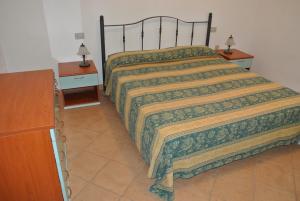 圣特奥多罗火烈鸟度假屋的一间卧室配有带2个床头柜和梳妆台的床