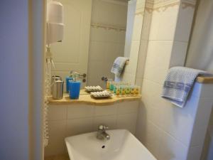 阿齐亚·佩拉加·基西拉潘托尼亚公寓的一间带水槽和镜子的小浴室