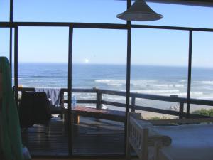 维德尼斯Wilderness Beach House Backpackers Lodge的客房设有海景阳台。