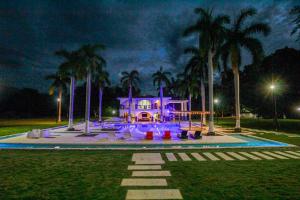 圣菲德安蒂奥基亚Hotel Arena Santa Fe de Antioquia的一座晚上设有游泳池的房子