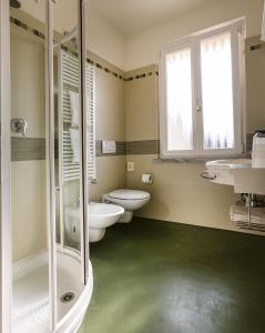 马尔切西内梅里蒂安娜酒店的一间带两个卫生间和淋浴的浴室