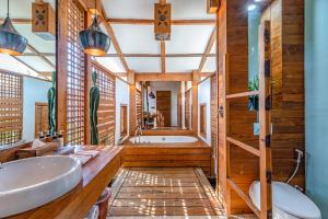 吉利特拉旺安昆诺别墅 的一间带大浴缸和水槽的浴室