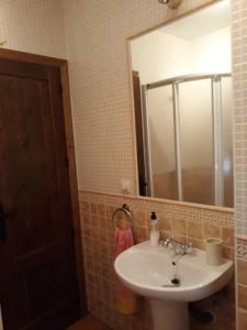 卡索拉Alojamiento rural Esparteria的一间带水槽和镜子的浴室