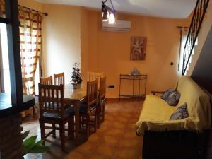 卡索拉Alojamiento rural Esparteria的一间带桌椅和沙发的用餐室