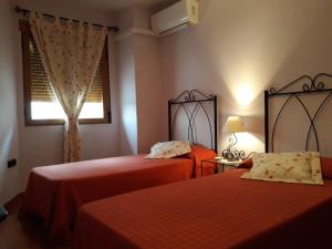 卡索拉Alojamiento rural Esparteria的带窗户的客房内的两张床