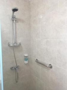 纳塔列斯港Hostal Loreto Belen的浴室内设有一个带淋浴喷头的淋浴间。