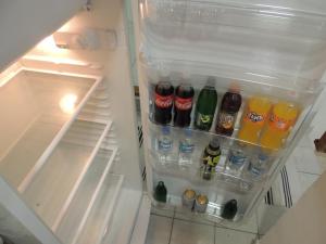 萨拉热窝APARTMAN AZRA的装满瓶子和饮料的开放式冰箱