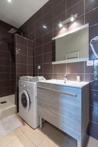 布雷斯地区布尔格Legend- Parking privé Gratuit- Terrasse privée- Wifi - Convert - Alimentec的一间带洗衣机和水槽的浴室