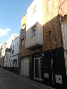 San Vicente de Castellet卡拉艾琳旅馆的街道上街道上建筑物