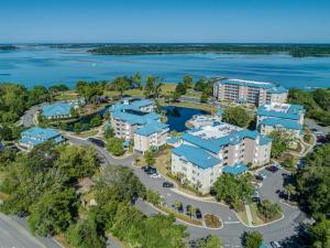 希尔顿黑德岛蓝水三角帆度假酒店的享有位于安大略湖上的度假村公寓的空中景致