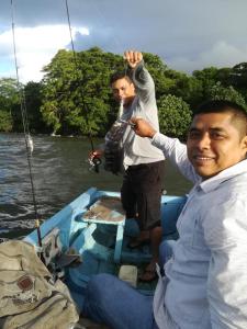 MéridaCaballito's Mar的水中两个男人