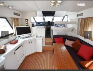 巴塞罗那Beautiful Kiwi Boat的带沙发的客厅和船上电视