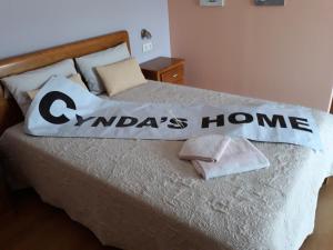 维塞乌Cynda´s home的一间卧室,床上有安尼斯家庭标志