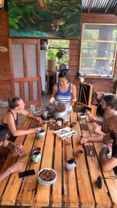兰金Utopia Eco Hotel的一群人坐在木桌旁