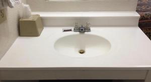 科尔特斯桑德峡谷国家9号旅馆的白色浴室水槽和旁边肥皂机
