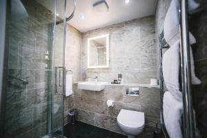 锡德茅斯Bedford Hotel的带淋浴、卫生间和盥洗盆的浴室