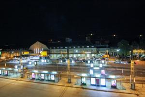 卡尔斯鲁厄#centralstation #130qm Hauptbahnhof #netflix的夜间停车场,有车辆停放