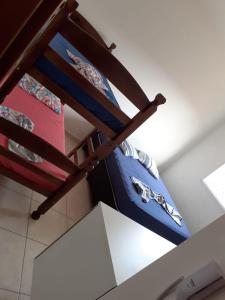 大普拉亚Sol Mar Pousada的客房配有双层床和盒子