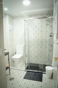 马德里拉拉提纳（卡瓦巴甲30号）公寓的带淋浴和卫生间的浴室