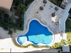 贝尼多姆ATICO BENIDORM PLANTA 25的享有度假村游泳池的顶部景致