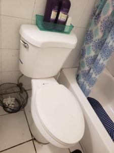 迈阿密Miami Cheapest Place的浴室配有白色卫生间和浴缸。