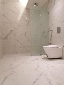 布赖代远景公寓的带淋浴和卫生间的白色浴室