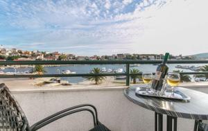 希杰弗朗吉卡Apartments Mare - 30 m from pebble beach的阳台上的桌子和两杯葡萄酒