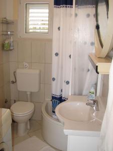 苏佩塔尔Apartment Slavica - Apartment with large terrace的白色的浴室设有卫生间和水槽。