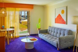 棕榈泉棕榈泉瑟括洛酒店的客厅配有沙发和桌子