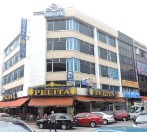 安邦Palm Inn Ampang Point的一位在酒店前行走的男人