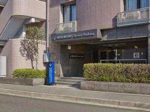 东京HOTEL MYSTAYS Kiyosumi Shirakawa的前面有标志的建筑