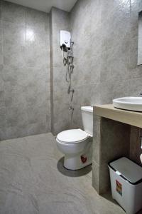 长滩岛长滩岛背包客旅舍的一间带卫生间和水槽的浴室