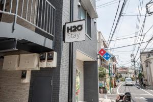 东京H2O Stay Ikebukuro的建筑物一侧的标志