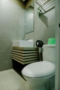 桑托斯将军城The Horizon Suites and Arcade的浴室配有白色卫生间和盥洗盆。