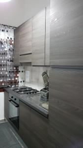 SestuDomos Loru的厨房配有不锈钢橱柜和炉灶。